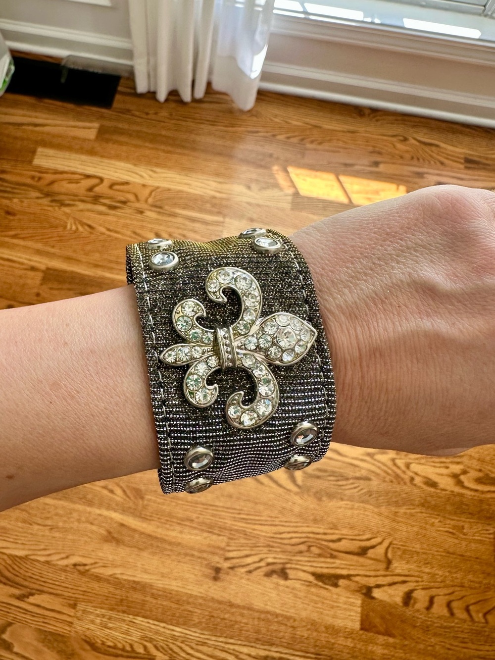 Rhinestone Silver-Tone Fleur-de-Lis Cuff Wristband Crystals Metallic EUC